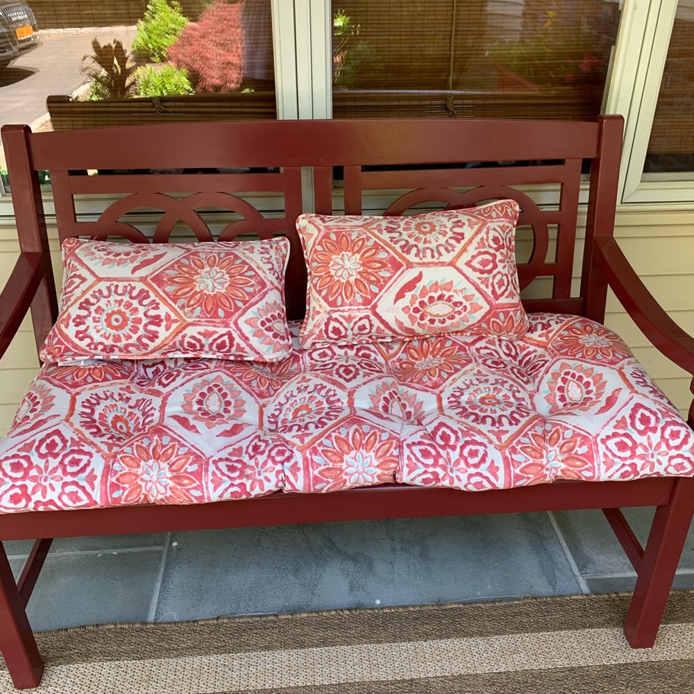 OUTDOOR CUSHION AND TWO PILLOWS
